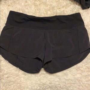 lulu lemon 2.5 inch black shorts